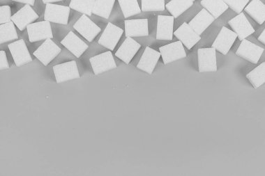 Gri arkaplanda doğal beyaz şeker küpleri izole