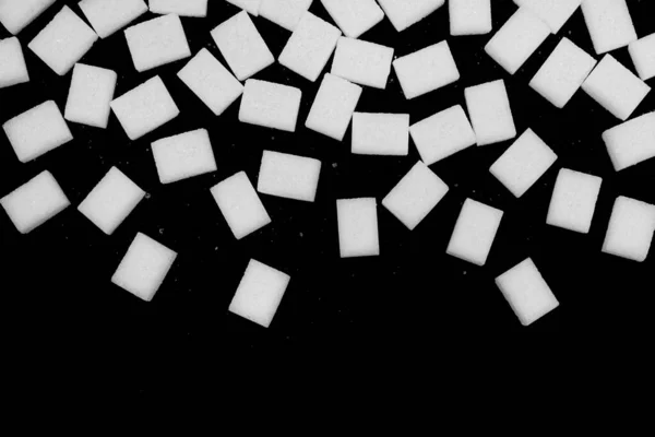 在黑色背景上分离的天然白糖立方体 — 图库照片