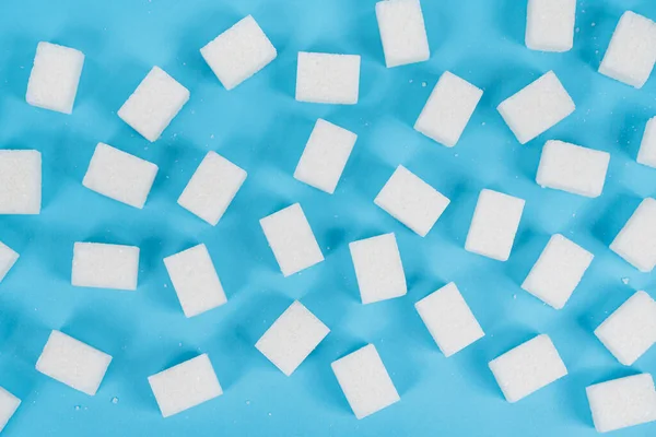Naturlig Vitt Socker Kuber Isolerad Blå Bakgrund — Stockfoto