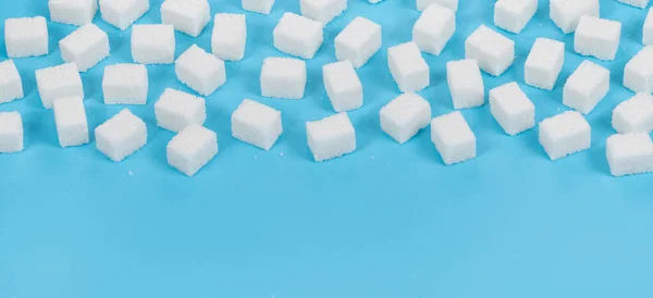 Cubos Naturales Azúcar Blanco Aislados Sobre Fondo Azul —  Fotos de Stock