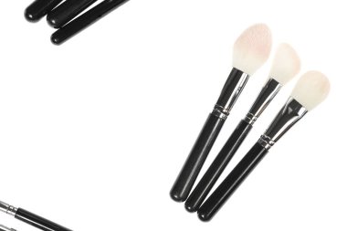 Profesyonel makyaj fırçası beyaz arka planda doğal birikintiden yapılmış.