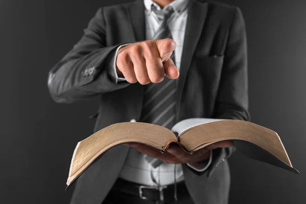 Genç adam İncil 'i ver ve iç çek.