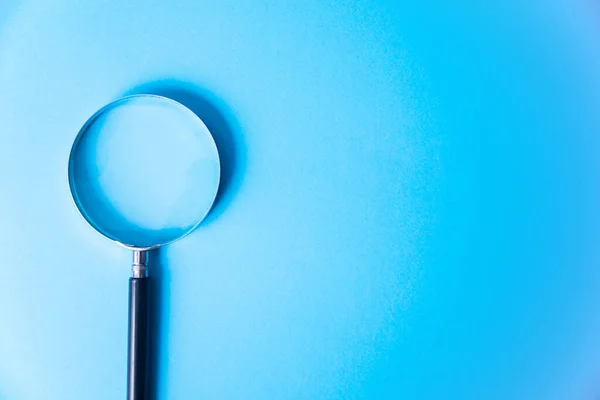 Top View Magnifying Glass Blue Backgroun — Stock Photo, Image