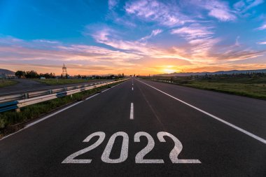 2022 gün batımında asfalt yol metni