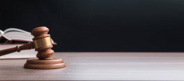 Hukuk kavramı, Yargıç Tokmak ve masada kitaplar.