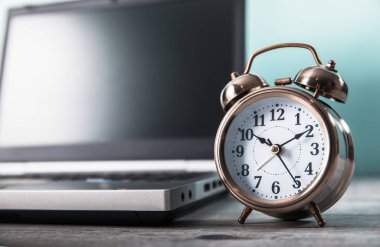  Tıkanık bir dizüstü bilgisayarın klavyesi