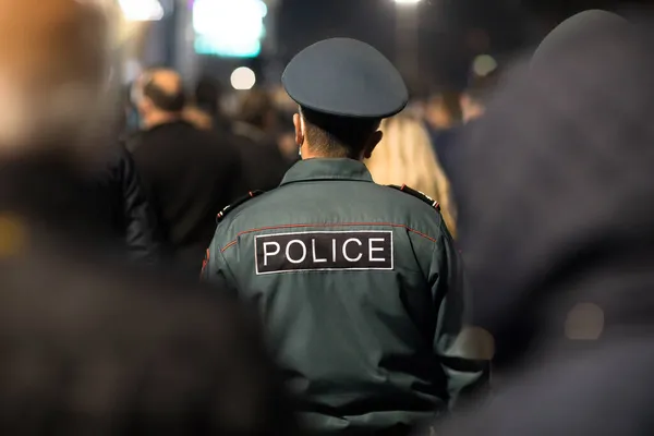 Ein Polizist Zum Schutz Der Öffentlichen Ordnung — Stockfoto