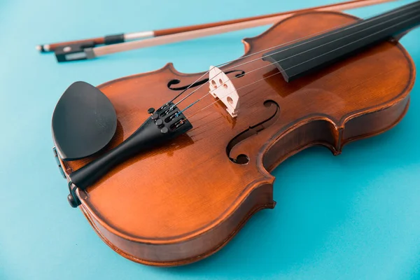 Скрипка Ізольована Блакитному Фоні — стокове фото