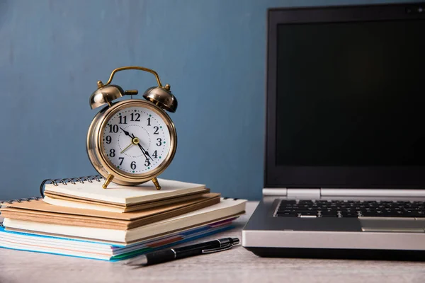 Laptop Reloj Libro Con Concepto Educativo — Foto de Stock