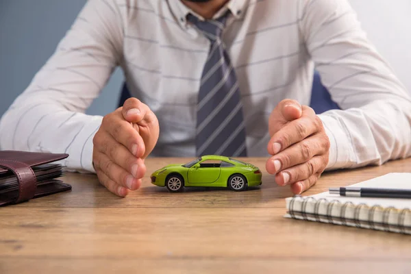 Man Holding Car Model Working Tabl — Stok fotoğraf