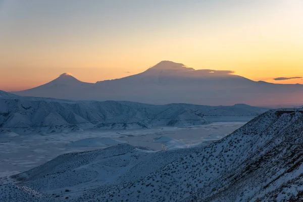 Güneşin Altında Karlı Manzaralı Ararat Dağı — Stok fotoğraf