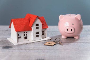 Gayrimenkul, anahtar ve kumbaralı ev modeli!