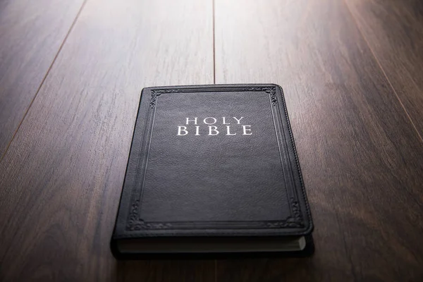 Heliga Bibeln Träbordet Bakgrund — Stockfoto