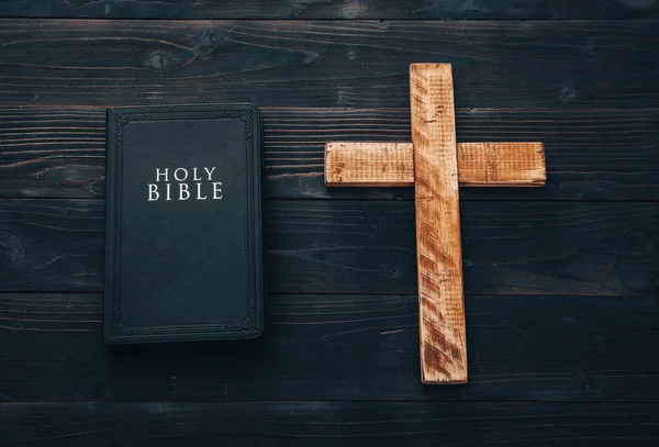 テーブルの上に木製の十字架と聖書 — ストック写真