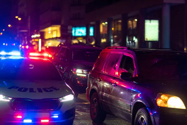 Polizeiauto Mit Nächtlichem Stadtverkehr — Stockfoto