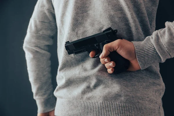 Adam silahını Dark Backgroun 'a dayadı.