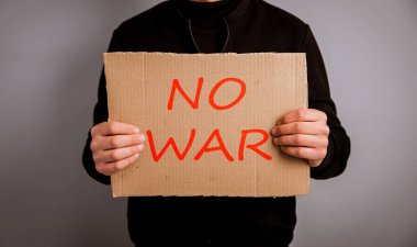 Elinde kağıt tutan bir adam var.