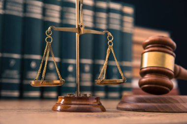 Hukuk ve Adalet kavramı. Hakimin Gavel 'i, kitaplar, adalet terazisi.