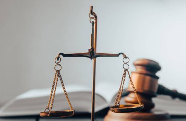 Hukuk ve Adalet kavramı. Hakimin Gavel 'i, kitaplar, adalet terazisi.