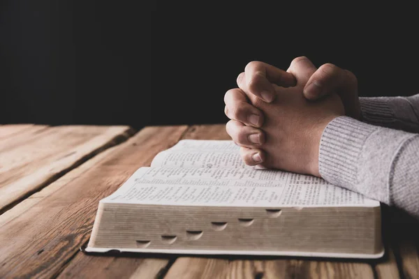 Hombre Oración Con Bibl Santo — Foto de Stock