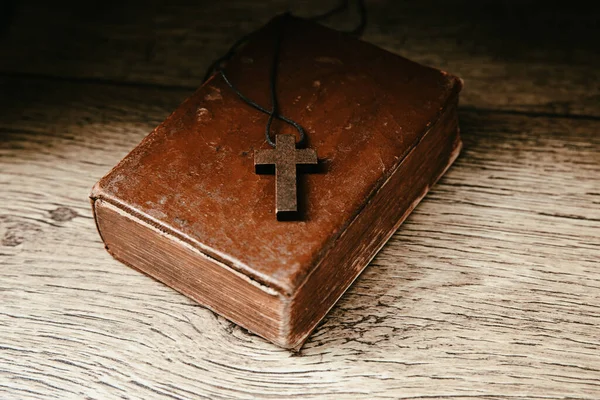 Свята Біблія Дерев Яним Хрестом Табуреті — стокове фото