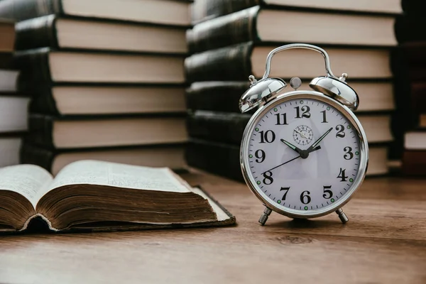 Tiempo Para Aprender Concepto Reloj Despertador Muchos Libros Biblioteca — Foto de Stock