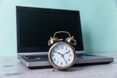 Laptop ve çalar saat. Yaşam Tarzı Konsepti