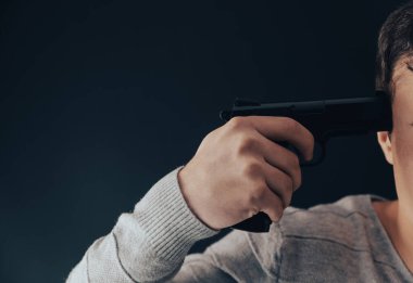 Genç adam kafasına silah dayıyor. İntihar kavramı