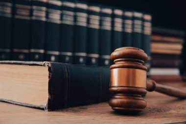 Defterlerde tahta çekiç var.