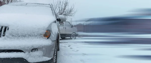 Autos Kauerten Mit Dicker Schicht Schnee Auf Straße — Stockfoto