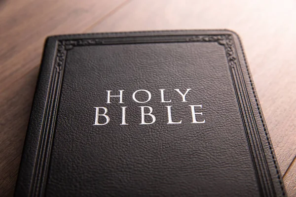 Kutsal İncil ahşap masanın üstünde.
