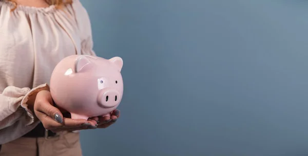 Mulher Segurando Nas Mãos Porquinho Banco Perto — Fotografia de Stock