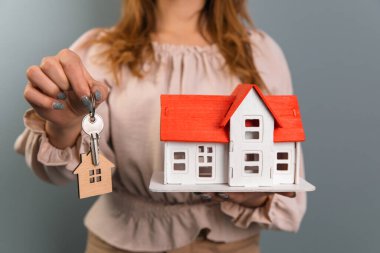 Evi ve anahtarı olan bir ajan.