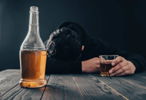 Deprimerad Ung Man Dricker Alkohol Inomhus — Stockfoto