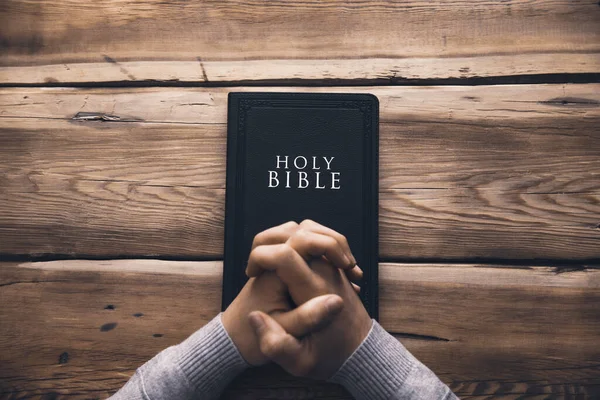 Bönen Man Med Holy Bibl — Stockfoto