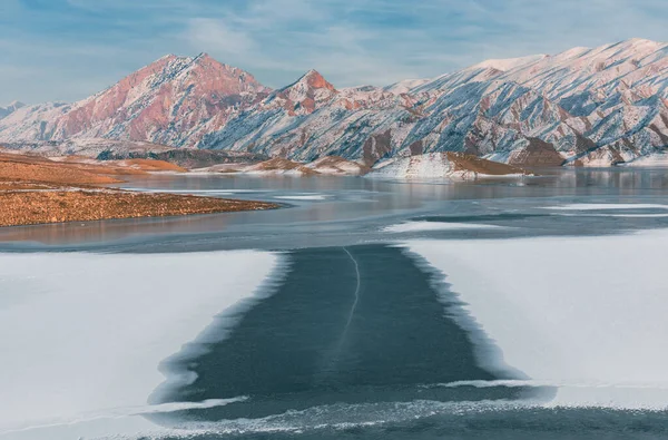 Frozen Lake Beautiful Colorful Mountai — Photo