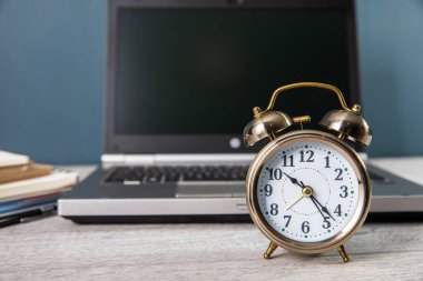 Laptop ve çalar saat. Yaşam Tarzı Konsepti