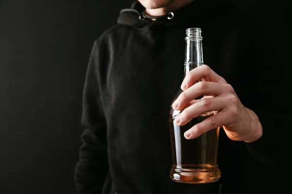 Junger Mann Mit Flasche Alkohol — Stockfoto