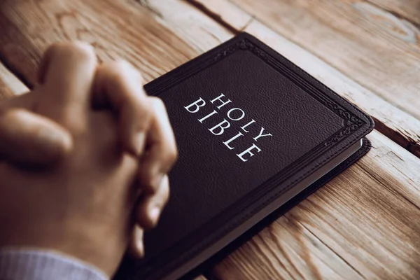 聖書を持つ祈りの人 — ストック写真
