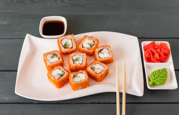 Japon yemeği. Zencefilli suşi ruloları ve wasab.