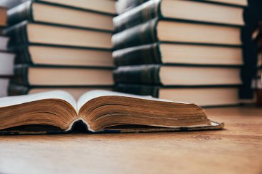 Masada bir yığın eski kitap var.