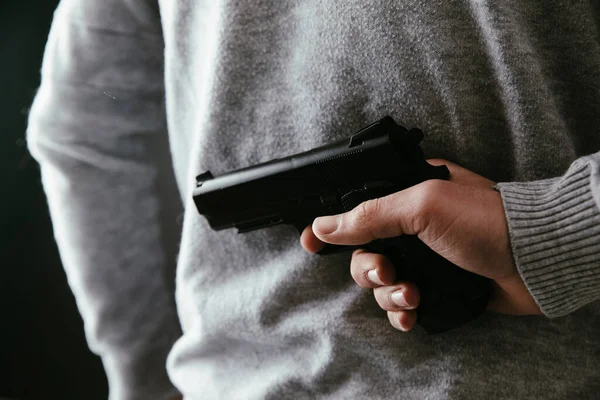 Adam silahını Dark Backgroun 'a dayadı.