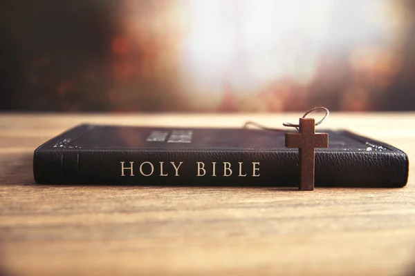 Bibel Mit Holzkreuz Auf Dem Tisch — Stockfoto