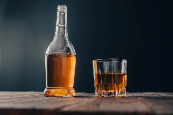Пляшка Склянка Алкоголю Табуреті — стокове фото