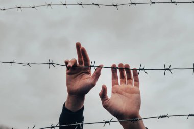 Mülteciler ve çitler gün batımında...