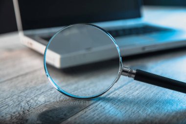 Büyüteçli dizüstü bilgisayar, arama konsepti