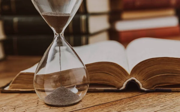 Reloj Arena Con Libro Fondo Madera — Foto de Stock