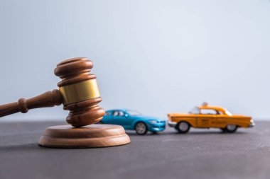 Yargıç Tokmak ve iki arabanın çarpışması, trafik kazası.