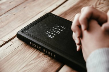 Hıristiyan adam ellerini kavuşturup dua ediyor.