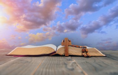 Kutsal İncil 'le birlikte gökyüzünün altında